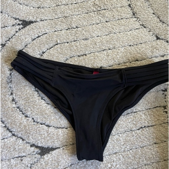 Cheeky Victoria’s secret bottom swim - Picture 3 of 4